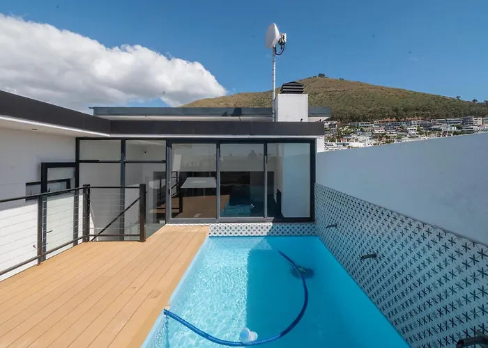 Metropole Green Point: Chic 2Nd Floor Room
