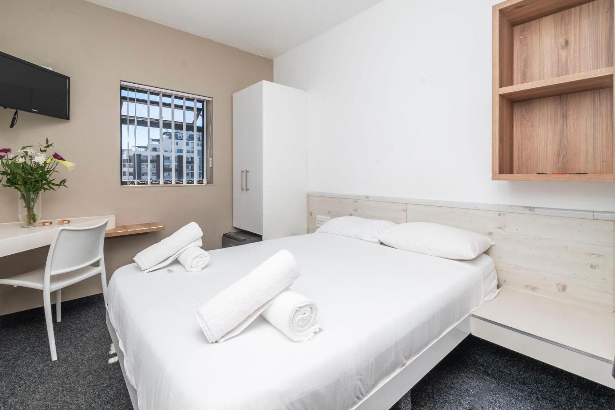 Metropole Green Point: Chic 2nd Floor Cape Town