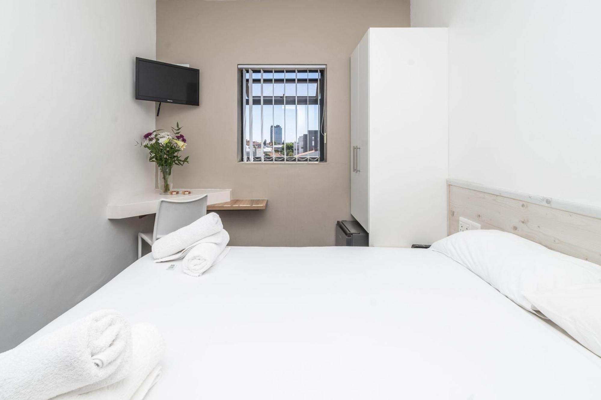 Metropole Green Point: Chic 2nd Floor