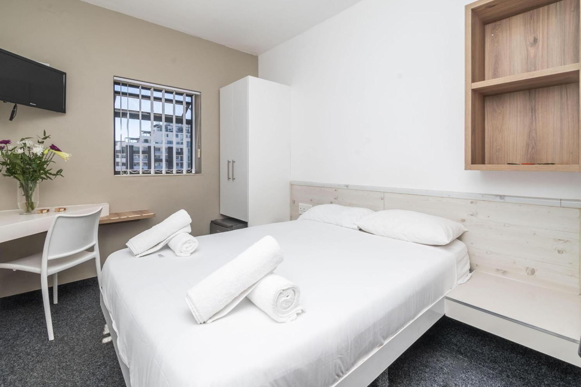 Metropole Green Point: Chic 2nd Floor Apartment