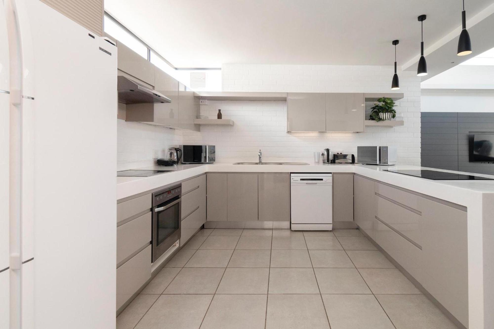 Metropole Green Point: Chic 2nd Floor Apartment